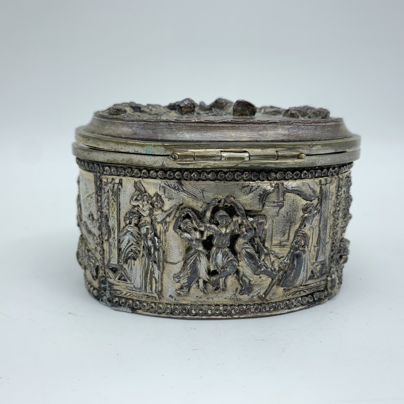 ancienne boite à bijoux ou autre en étain gravé scéne de repas XIX ferme à  clé