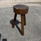 Tabouret en bois rustique brutaliste