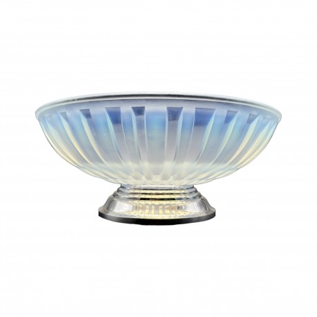 Coupe en verre pressé opalescent modele Chrysantheme de Andre Hunebelle