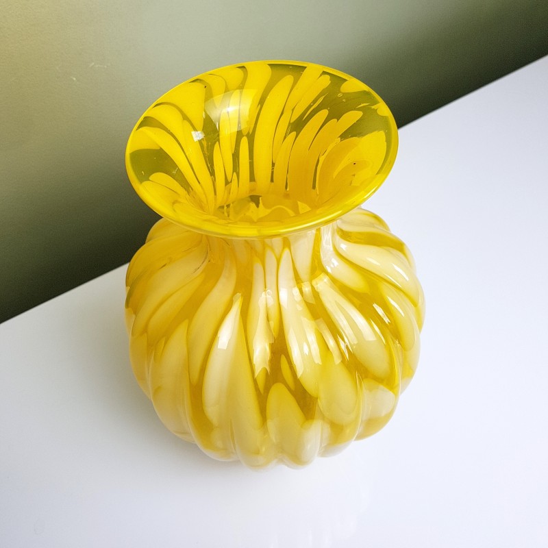 Vase en verre soufflé jaune moucheté