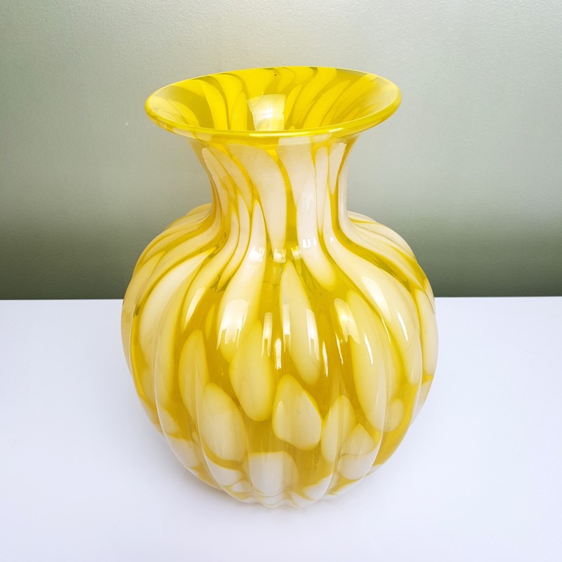 Vase en verre soufflé jaune moucheté