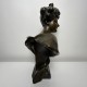 Buste de Parisienne en bronze - Sculpture de Georges Van Der Straeten