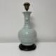 Pied de lampe style asiatique en porcelain céladon sans abat jour.