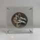 Ilias Lalaounis Medaille plaque en argent massif dans un presentoir en altuglass