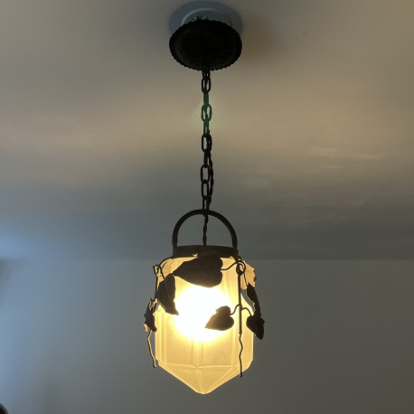 Suspension ancienne  en verre et fer forgé décor lierre Art Deco lustre globe