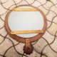 Grand miroir circulaire de style africain en cuir repoussé