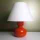 Piede de lampe en céramique orange vintage et abat jour tissu écru