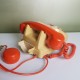 Rare téléphone Socotel S63 cadran rotatif bicolore beige et orange avec écouteur