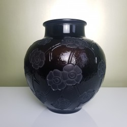 Vase boule en verre noir de style Art Déco motif floral