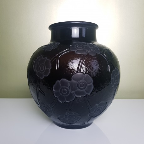 Vase boule en verre noir de style Art Déco motif floral