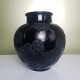 Vase boule en verre noir de style Art Déco motif floral