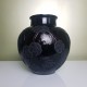 Vase boule en verre noir de style Art Déco motif floral