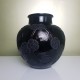 Vase boule en verre noir de style Art Déco motif floral