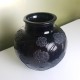 Vase boule en verre noir de style Art Déco motif floral