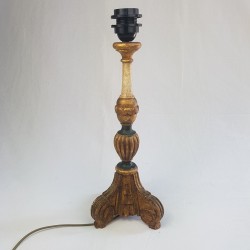 PIed de lampe style porte cierge en bois doré polychrome