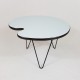 Table basse tripode  Formica bleu forme palette