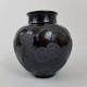 Vase boule en verre noir de style Art Déco motif floral