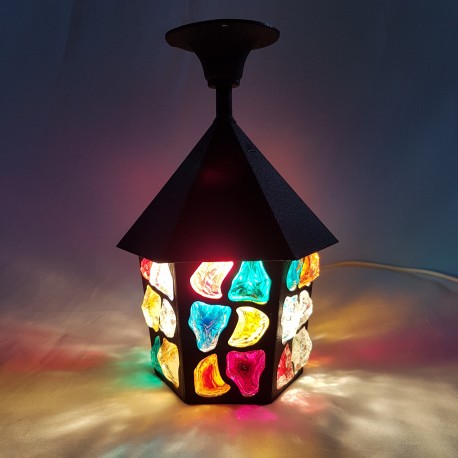 Lanterne d’entrée en tole peinte et verre multicolore