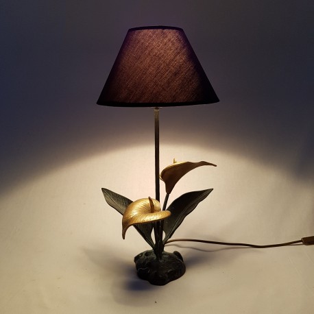 Lampe en bronze a décor de fleur d'arum