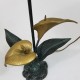 Lampe en bronze a décor de fleur d'arum