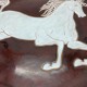 Grand plat décoratif Conrad Paris décor cheval cabré Saint Vicens Perpignan