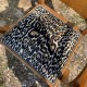 Fauteuil bridge assise léopard et dossier en loupe