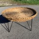 Table basse plateau en rotin et pietement tripode en epingle