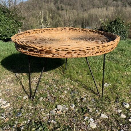 Table basse plateau en rotin et pietement tripode en epingle