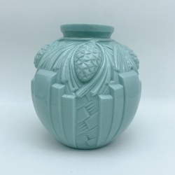 Vase boule Art Deco opaline milk glass vert décor pomme de pin