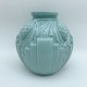 Vase boule Art Deco opaline milk glass vert décor pomme de pin