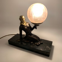 Lampe femme tenant un globe en verre Sujet en régule Art Deco