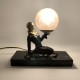 Lampe femme tenant un globe en verre Sujet en régule Art Deco