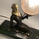 Lampe femme tenant un globe en verre Sujet en régule Art Deco